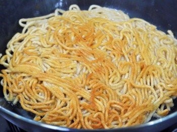 step2: 步驟2：
取鍋倒入1大匙豬油熱鍋，油熱後轉小火放入步驟1的熟麵，用鍋鏟壓平成圓餅狀，過程中可再略倒入0.5至1大匙豬油，等小火慢煎至兩面呈現金黃色即可取出備用。