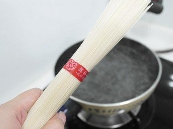 step8: 等待湯滾時我們就可以先來煮麵線囉 :) 非常細的純麥麵線~~打開包裝紙^^