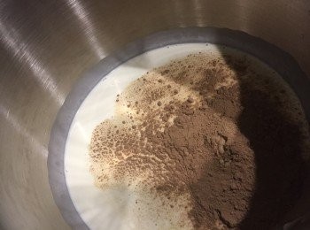 step2: 再加入煉奶和朱古力粉