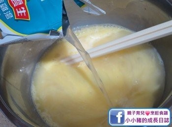 step2: 打發雞蛋，然後加入1盒清雞湯~