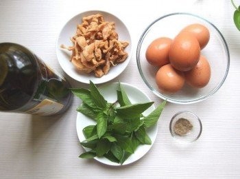 step1: 準備所有材料。將菜脯清洗乾淨,用水浸泡5分鐘去除些許鹽份。菜脯擰乾水份切碎,九層塔切碎。