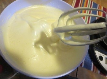 step1: 鸡蛋磕入盆中，加入所有的细砂糖，用电动打蛋器搅打。打蛋器先慢速，再快速搅打至蛋液变成乳白色后涨大，一直打发至捞起后低落的蛋糊呈线条状，滴落时表面不会立即消失。然后再用慢速搅打1分钟。