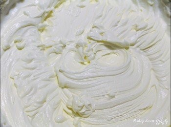 step9: 2.接著在另一鍋內放入500ml的法國鐵塔牌動物性鮮奶油
再將已靜置到冷卻的巧克力奶油倒入鍋中
使用電動攪拌機打發至順滑的慕斯狀，這是完成的白巧克力慕斯