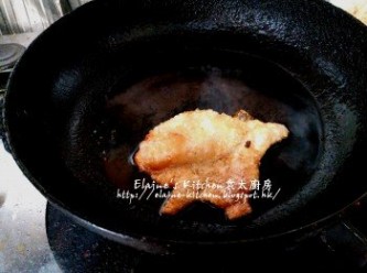 step11: 蒸肉餅期間 , 將雞皮放入鑊中加少許油用慢火慢慢煎至金黃色及脆身