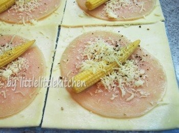 step1: 用現成的酥皮最方便，解凍後切成 4 張，放上火<a href="https://bit.ly/3EZL8dD" target="_blank" data-keyword="雞胸" class="guide-link"><strong>雞胸</strong></a> <span style="display:inline-block;vertical-align:middle;margin-top:-3px;color:initial;border-radius:3px;padding:2px 3px;font-size:12px;line-height:14px;background:#87d300;color:#fff;">即買</span> 肉和已飛水的粟米仔，灑芝士碎和黑胡椒碎