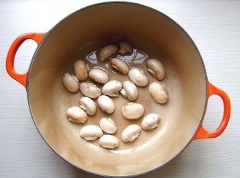 step4: 準備一個燉鍋。倒入少許蔬菜油將蘑菇慢慢煸出焦香狀。