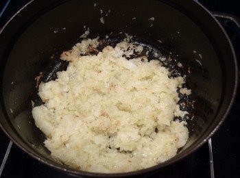 step1: 熱油鍋後,放入洋蔥細丁下鍋拌炒至透明狀,再加入蒜末炒出香氣。