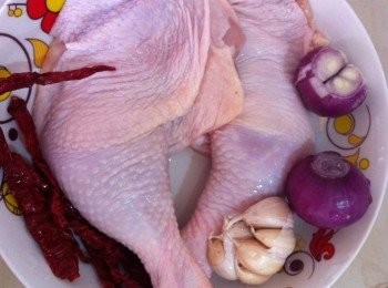 step1: 將雞全腿洗淨，用燒水燙一下。