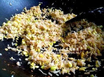 step9: 再加入餘下份量的大豆芽水 , 再拌炒至乾身及大豆芽成金黃色(約15分鐘)盛起