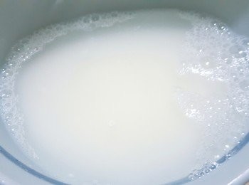 step1: 先將麵粉水混合拌勻備用。