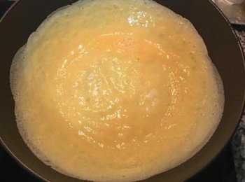 step1: 小黃瓜用鹽抹一下後再洗掉,紅蘿蔔去皮洗淨,用可飲用的水將小黃瓜和紅蘿蔔泡洗後瀝乾, 小黃瓜去頭去尾,整條先斜切成片, 再將黃瓜片切成絲;紅蘿蔔先切薄片,再切成比小黃瓜要細的絲,用保鮮膜包好後冷藏備用。不沾鍋加熱抹油就轉小火,全蛋加入1/3茶匙的鹽打散,蛋液分三次煎成3片蛋皮,捲起來後切絲放涼備用.