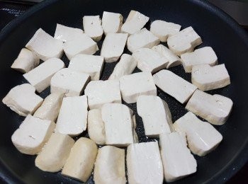 step3: 用少許油先將豆腐磚兩邊煎香至金黃,然後上碟待用