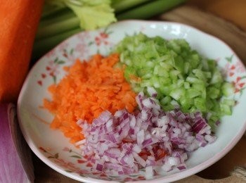 step1: 切碎洋蔥、甘荀及西芹備用