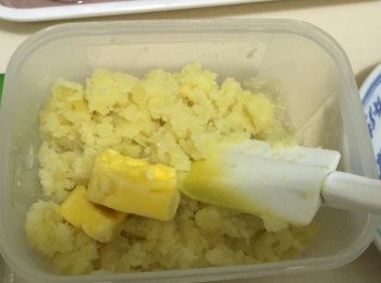 step3: 加入牛油及幼鹽拌勻