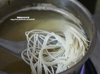 step5: 再重新準備熱水煮五木細關東麵，一個人喜歡細條柔硬度決定煮麵的時間多久，大約煮沸後再用小火多煮30秒。