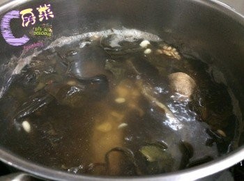 step3: 將所有材料放入滾水中, 小火煲2小時