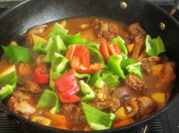 step8: 最後放入柿子椒，煮2分鐘，完成。