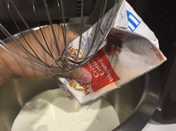 step4: 將淡忌廉倒出