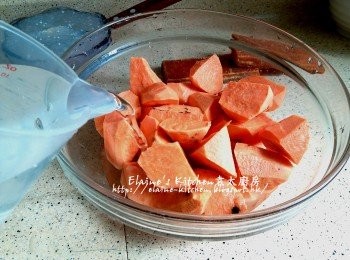 step8: 蕃薯去皮切件 , 蕃薯放入大碗內加水浸過面靜待10分鐘