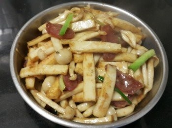 step7: 做法：

先將海鮮菇用薑片，黃酒出水備用，炸魚片切條，臘腸用熱水浸 1分鐘，軟身後切片 。
將臘腸用蒜頭炒香，再輕炒魚片，將海鮮菇回鑊，雞粉，糖，少少水煮滾，少少生粉水，蔥段，麻油埋芡，完成 。