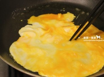 step10: 再倒入攪拌好的蛋液，邊加熱邊以筷子將鍋邊的蛋液往中心推，覺得鍋子熱度太高，就稍微將鍋子提起再操作，直至半熟的狀態即可離火。