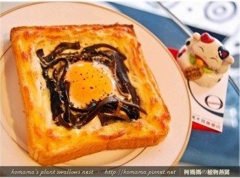 step6: 將吐司片放入烤箱，烤至焦黃色後，再灑上黑胡椒即可。