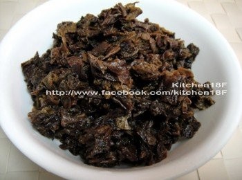 step3: 接著，將梅乾菜拆開，先泡浸冷水讓葉片散開，再仔細洗淨葉片裡的細小砂子(重覆3-5次)。接著，切碎並瀝乾水份，備用。