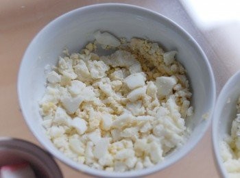 step2: 將雞蛋放入鍋內，下水蓋過雞蛋，用中火煮煮，然後離火，蓋著鍋蓋靜置12分鐘。然後用凍水浸雞蛋，便可剝殼。用叉將雞蛋壓碎