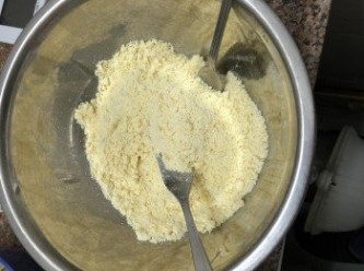 step4: 這樣麵粉就會被牛油沾染變成為黃色