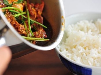 step6: 在一個碗內，準備熱飯，放上煮熟的雞肉及蛋便完成