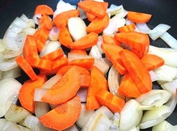 step4: 洋葱炒軟後，放入紅蘿蔔，用筷子稍微拌炒一下。