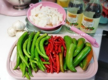 step1: 1) 辣椒洗淨,一定要搽乾身, 切成一粒粒, 可以不用除去辣椒籽, 因為切的時侯也會自然掉很多 ( 怕太辣可以全部籽除去 )
2) 蘿蔔去皮後搽乾身, 切成條狀, 風乾一會備用
