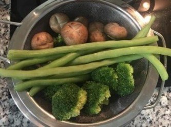 step11: 同時也可以先將已熟的花椰菜、四季豆和鮮香菇夾起鍋並瀝乾備用。