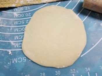 step17: 後再用麵棍搓成圓形一塊皮