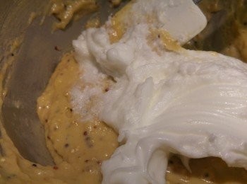 step5: 先將取三分一蛋白加入在麵糊中攪勻,之後全部蛋白加入在麵糊攪勻。