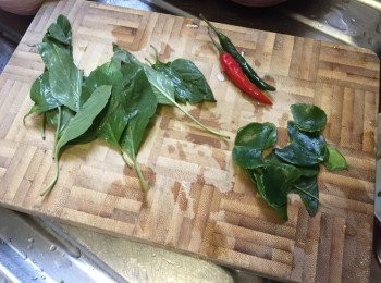 step2: 先準備好材料: 檬檸葉洗淨印乾水份，用手撕開，青紅辣椒切開