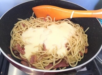 step4: 煙肉切絲炒香，加入煮好既意粉，倒入適量既白汁，加鹽同黑胡椒碎調味。