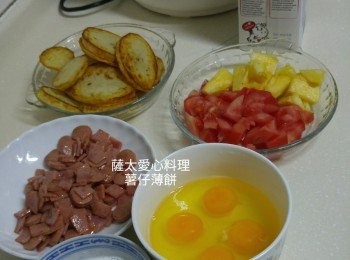 step1: 薯仔去皮切片，煎熟。鮮奶加入生粉和鹽，加入雞蛋中打匀。