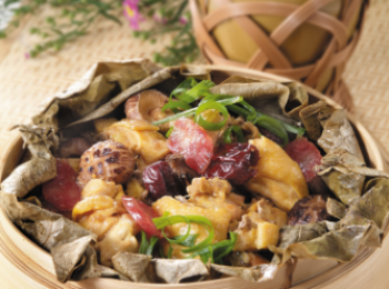 step9: 揭開荷葉, 撤上葱白絲, 原籠上桌即成。