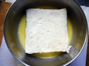 step4: 將吐司浸泡在<span class="group_2">蛋液</span>中(二面都要沾上<span class="group_2">蛋液</span>)