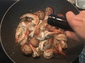step7: 接著中火將醬汁煮滾後,放入鮮蝦拌炒到七分熟,倒入白酒煮滾,試味道調整.醬汁鹹度需偏鹹一點點,這樣意大利麵下鍋後才會剛好.