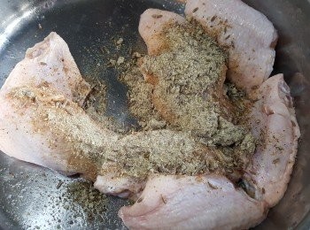 step3: 將<span class="group_2">醃料</span>加入<a href="https://bit.ly/3zHU5V3" target="_blank" data-keyword="雞翼" class="guide-link"><strong>雞翼</strong></a> <span style="display:inline-block;vertical-align:middle;margin-top:-3px;color:initial;border-radius:3px;padding:2px 3px;font-size:12px;line-height:14px;background:#87d300;color:#fff;">即買</span> 內，醃30分鐘。