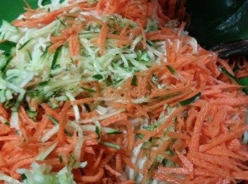 step6: 甘筍及青瓜仔洗淨後切絲,加入拉麵及調味醬料拌勻即可