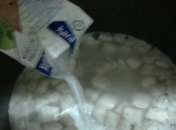 step8: 倒入椰漿
 拌勻煮滾，熄火