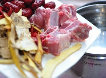 step2: 將所有<span class="group_1">食材</span>及排骨放入內鍋，外鍋則為一量杯水