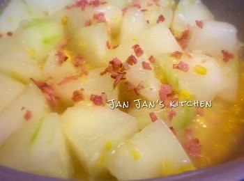 step4: 上碟，灑上炒香的煙肉碎即可。