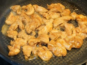 step5: 雞肉先大火煎封兩面到金黃，然後夾起雞肉備用。(一會兒再炒熟雞肉)