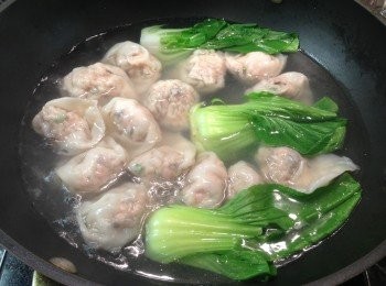 step4: 鍋中加入蓋過餛飩的水煮滾（我用清雞湯煮），然後放入適量餛飩以中小火煮至熟透（餃子浮起來，皮皺了便是熟了），可同時加些青菜一同燙熟。煮熟後，將餛飩和青菜撈出，瀝乾水分後放入碗中，備用。