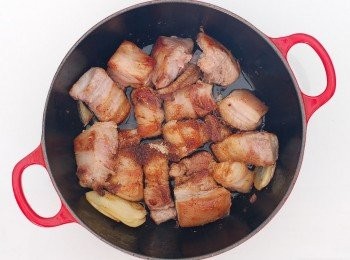 step2: 倒入醬油炒至五花肉上色。