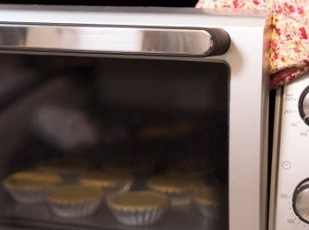 step15: 放入己預熱好攝氏 200 度的焗爐焗12分鐘後，再轉到攝氏 170 度多焗約 10 分鐘，時間夠之後關掉焗爐，打開焗爐門留下罅隙，讓蛋撻於關掉的焗爐耐多待 5 分鐘方取出